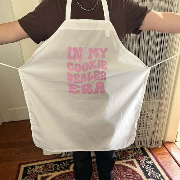 White Apron with Pink Text- in my cookie dealer era- great gift - new - - Picture 5 of 5